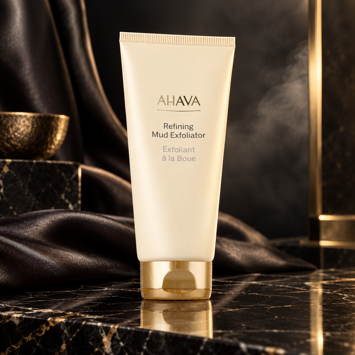 Cleanse Refining Mud Exfoliator — ambientazione luxury scura