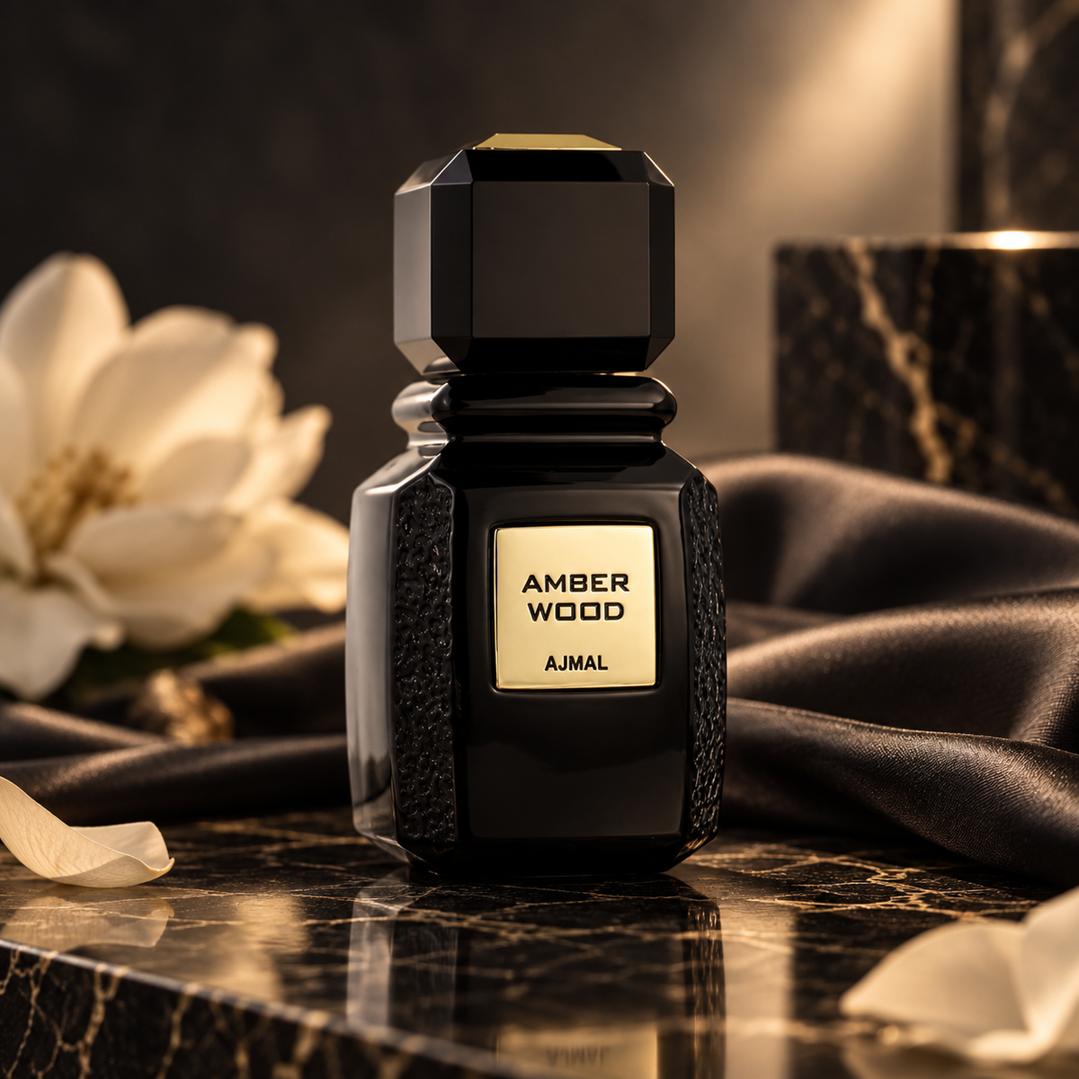 Ajmal Amber Wood – scena editoriale NewBelle