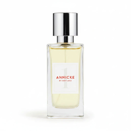 Flacone di profumo Newbelle Annicke 1 Eau de Parfum da 30 ml con tappo argentato su sfondo bianco